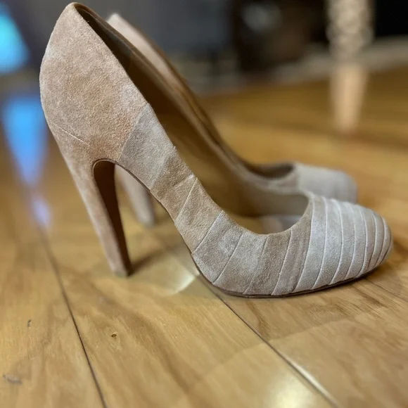 Badgley Mischka Taupe Suede Heels for Women - Picture 2 of 12